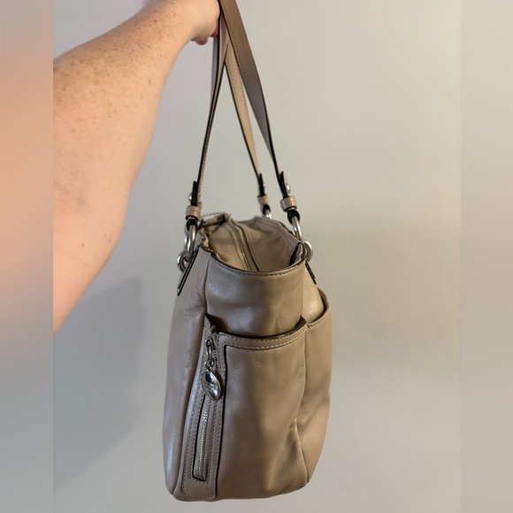 Coach East West Gallery Pearl/Tan Smooth Shiny Leather Shoulder Tote Bag - Picture 4 of 16